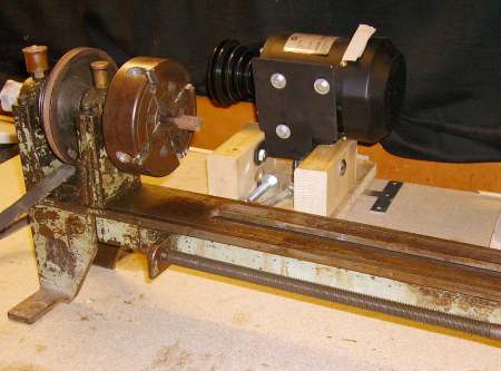 Lathe without saddle